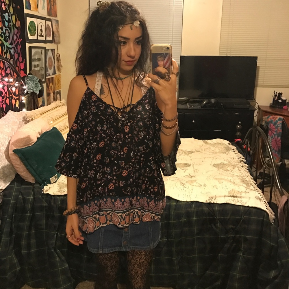 💜Floral Paisley Shoulder Revealing Lace Up Top💜